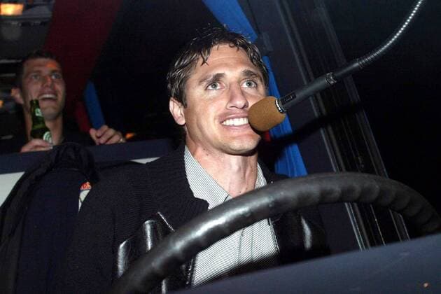Edmilson (Lyon) entlastet während der Meisterfeier den Busfahrer und setzt sich selber hinter das Lenkrad Fußball Herren Ligue Une 2003 2004, 1. Französische Liga, Olympique Lyonnais, OL Einzelbild Korso, Autokorso Lyon  