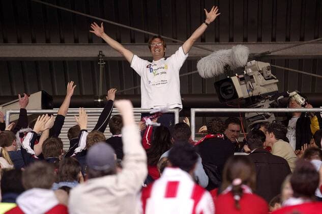 Trainer Jürgen Klopp (Mainz) lässt sich feiern - Der Aufstieg ist geschafft! Fußball 2. BL Herren Saison 2003 2004, FSV Mainz 05, Aufstieg, Aufsteiger, Aufstiegsfeier, Feier Gruppe Mainz Glück Freude, Begeisterung,