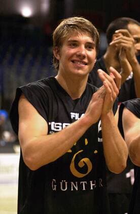 Steffen Hamann (Bamberg) freut sich über den Finaleinzug Basketball 1. BL Herren BBL 2003 2004, Berlin - GHP Bamberg 68:93, Playoffs, Playoff, Play Offs, Off, Halbfinale, Einzelbild Berlin Freude,