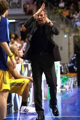 Trainer Emir Mutapcic (ALBA) fordert hektisch eine Auszeit Basketball 1. BL Herren BBL 2003 2004, ALBA Berlin, Playoffs, Playoff, Play Offs, Off, Halbfinale, Einzelbild Berlin Wut
