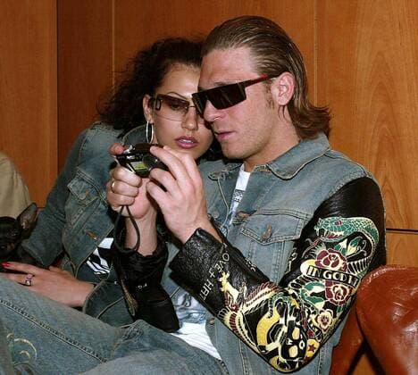 Andrej Woronin (1. FC Köln) schaut sich mit seiner Frau Katja Bilder auf der digitalen Kamera an - ob er durch die Sonnenbrille überhaupt etwas sieht ist die andere Frage... Fußball 1. BL Herren Saison 2003 2004, 1. FC Köln, Vdig Gruppe Mainz