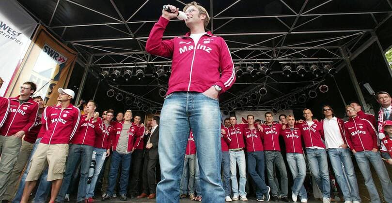 Trainer Jürgen Klopp (Mainz) richtet das Wort während der Aufstiegsfeier an die Anhänger, das Team steht geschlossen hinter ihrem Coach Fußball 2. BL Herren Saison 2003 2004, FSV Mainz 05, Aufstieg, Aufsteiger, Aufstiegsfeier, Feier, Vdig Einzelbild Theaterplatz, Gutenbergplatz Mainz