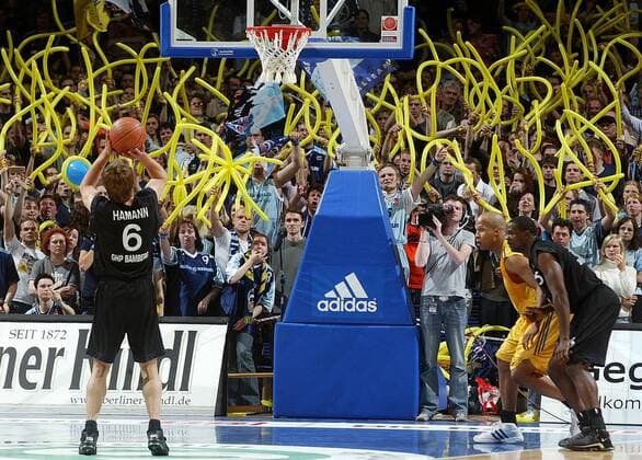 Die Fans von ALBA Berlin versuchen mit ihren Luftschlangen Hamann (Bamberg) bei seinem Freiwurf abzulenken Basketball 1. BL Herren BBL 2003 2004, ALBA Berlin - GHP Bamberg 68:93, Playoffs, Playoff, Play Offs, Off, Halbfinale Totale Berlin Spannung