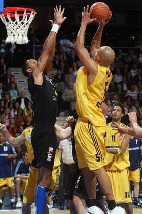 John Best (ALBA, re.) - Korbwurf gegen Mike Nahar (Bamberg) Basketball 1. BL Herren BBL 2003 2004, ALBA Berlin - GHP Bamberg 68:93, Playoffs, Playoff, Play Offs, Off, Halbfinale Gruppe Berlin Dynamik,