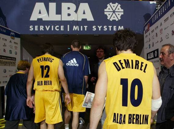 ALBA diesmal ohne System: Mithat Demirel (re.), Öztürk (Mitte) und Petrovic verlassen enttäuscht die Halle Basketball 1. BL Herren BBL 2003 2004, ALBA Berlin, Playoffs, Playoff, Play Offs, Off, Halbfinale Gruppe Berlin Enttäuschung,