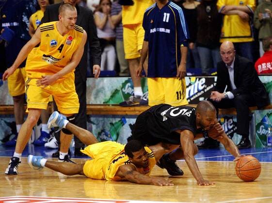 Zweikampf am Boden - Derrick Taylor (Bamberg, re.) gegen DeJuan Collins (ALBA) Basketball 1. BL Herren BBL 2003 2004, ALBA Berlin - GHP Bamberg 73:63, Playoffs, Playoff, Play Offs, Off, Halbfinale Gruppe Berlin Dynamik, Kampf,
