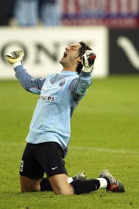 Torwart Vitor Baia (FC Porto) - Siegesjubel Fußball EC 1 Herren Champions League 2003 2004, Finale, Endspiel, FC Porto, Einzelbild Gelsenkirchen Freude, Begeisterung,