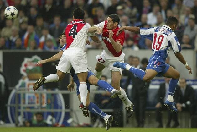Luftkampf: Julien Rodriguez (2.v.re.) und Ibarra (4, beide Monaco) gegen Carlos Alberto (re.) und Maniche (beide FC Porto) Fußball EC 1 Herren Champions League 2003 2004, Finale, Endspiel, AS Monaco - FC Porto 0:3, Gruppe Gelsenkirchen Dynamik, Höhe, Kampf,