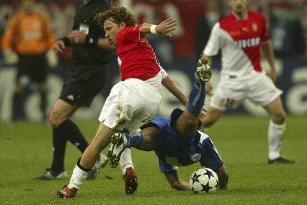 Lucas Bernardi (li., Monaco) gegen Deco (FC Porto) Fußball EC 1 Herren Champions League 2003 2004, Finale, Endspiel, AS Monaco - FC Porto 0:3, Gruppe Gelsenkirchen Dynamik, Kampf,