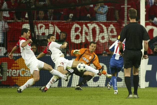 Deco (FC Porto) erzielt das 2:0, Julien Rodriguez (li.), Andreas Zikos (2.v.li.) und Torwart Flavio Roma (alle Monaco) können trotz ihres Einsatzes das Tor nicht verhindern Fußball EC 1 Herren Champions League 2003 2004, Finale, Endspiel, AS Monaco - FC Porto 0:3, Gruppe Gelsenkirchen Dynamik,
