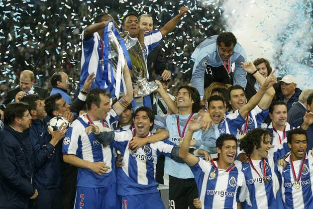 Das Team des FC Porto mit v.li. Jorge Costa, Deco, Torwart Vitor Baia, Derlei, Paulo Ferreira, Nuno Valente, Ricardo Carvalho, Dmitri Alenichev und Jose Bosingwa bejubelt im Konfettiregen ausgelassen den Gewinn der Champions League 2003 2004 Fußball EC 1 Herren Champions League 2003 2004, Finale, Endspiel, FC Porto, Feier Totale Gelsenkirchen Glück, Freude, Begeisterung,