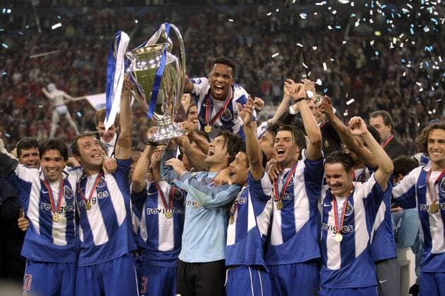 Der FC Porto hat die Champions League 2003 2004 gewonnen, v. li.: Deco, Jorge Costa, Pedro Emanuel, Carlos Alberto (hi.), Torwart Vitor Baia, Derlei, Nuno Valente, Dmitri Alenichev Fußball EC 1 Herren Champions League Finale 2003 2004, Endspiel, FC Porto, Europapokalsieg, Europapokalsieger Totale Gelsenkirchen Freude, Begeisterung,