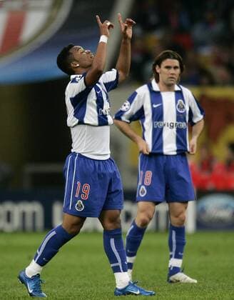 Carlos Alberto (FC Porto) - Torjubel Fußball EC 1 Herren Champions League 2003 2004, Endspiel, Finale, FC Porto, Einzelbild Gelsenkirchen Glück, Freude,