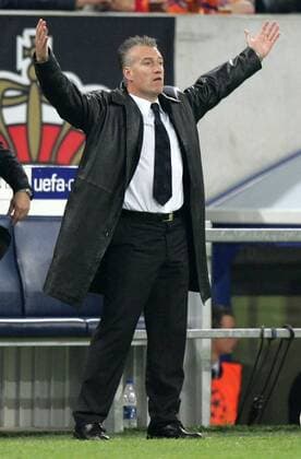 Trainer Didier Deschamps (Monaco) verzweifelt Fußball EC 1 Herren Champions League Finale 2003 2004, Endspiel, AS Monaco Einzelbild Gelsenkirchen Enttäuschung, Verzweiflung,