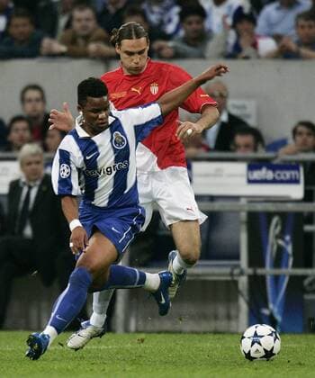 Carlos Alberto (li., FC Porto) gegen Dado Prso (Monaco) Fußball EC 1 Herren Champions League 2003 2004, Endspiel, Finale, AS Monaco - FC Porto 0:3, Gruppe Gelsenkirchen Dynamik,