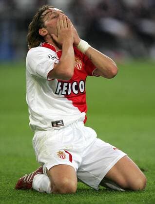 Lucas Bernardi (Monaco) verzweifelt Fußball EC 1 Herren Champions League Finale 2003 2004, Endspiel, AS Monaco Einzelbild Gelsenkirchen Enttäuschung, Verzweiflung,
