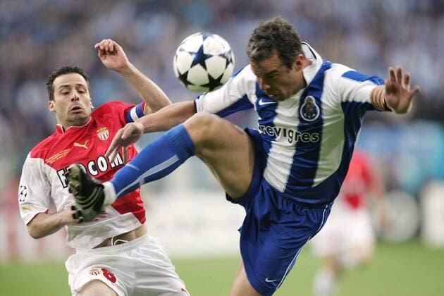 Jorge Costa (FC Porto) - Kopfball, li. Ludovic Giuly (Monaco) Fußball EC 1 Herren Champions League Finale 2003 2004, Endspiel, AS Monaco - FC Porto 0:3 Gruppe Gelsenkirchen Dynamik, Kampf,