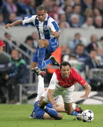 Edouard Cisse (Monaco, re.) wird zu Fall gebracht, hi. Costinha (FC Porto) Fußball EC 1 Herren Champions League Finale 2003 2004, Endspiel, AS Monaco - FC Porto 0:3 Gruppe Gelsenkirchen Dynamik, Kampf,