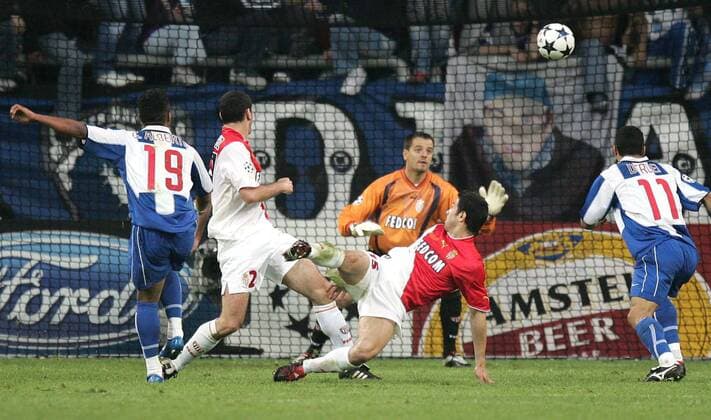Carlos Alberto (FC Porto, li.) erzielt den Treffer zum 0:1, Torwart Roma (Monaco, hi.) kann nur zusehen Fußball EC 1 Herren Champions League Finale 2003 2004, Endspiel, AS Monaco - FC Porto 0:3 Totale Gelsenkirchen