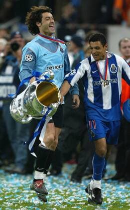 Der FC Porto ist Champions League Sieger 2003 2004 - Torwart Vitor Baia und Derlei präsentieren den Pokal Fußball EC 1 Herren Champions League Finale 2003 2004, Endspiel, FC Porto, Europapokalsieger, Europacupsieger, Gruppe Gelsenkirchen Freude, Begeisterung,