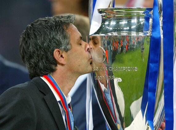 Trainer Jose Mourinho (FC Porto) küsst stolz den Champions League-Pokal - VERÖFFENTLICHUNGSRECHTE NUR FÜR DEUTSCHE MEDIEN Fußball EC 1 Herren Champions League 2003 2004, Endspiel, Finale, FC Porto, Aufmacher Einzelbild Gelsenkirchen Glück, Freude,