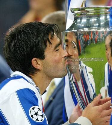 Deco (FC Porto) küsst stolz den Champions League-Pokal - VERÖFFENTLICHUNGSRECHTE NUR FÜR DEUTSCHE MEDIEN Fußball EC 1 Herren Champions League 2003 2004, Endspiel, Finale, FC Porto, Aufmacher Einzelbild Gelsenkirchen Glück, Freude,