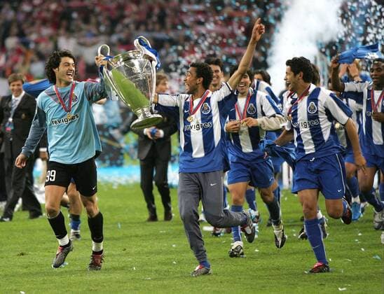 Der FC Porto ist Champions League Sieger 2003 2004 - Torwart Vitor Baia (li.) und Jose Bosingwa präsentieren den Pokal Fußball EC 1 Herren Champions League Finale 2003 2004, Endspiel, FC Porto, Europapokalsieger, Europacupsieger, Gruppe Gelsenkirchen Freude, Begeisterung,