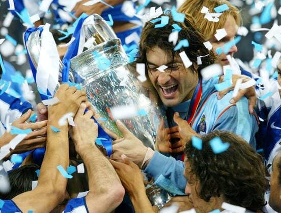 Torwart Vitor Baia (FC Porto) umarmt im Konfettiregen stolz den Champions League-Pokal - VERÖFFENTLICHUNGSRECHTE NUR FÜR DEUTSCHE MEDIEN Fußball EC 1 Herren Champions League 2003 2004, Endspiel, Finale, FC Porto, Einzelbild Gelsenkirchen Glück, Freude, Begeisterung,