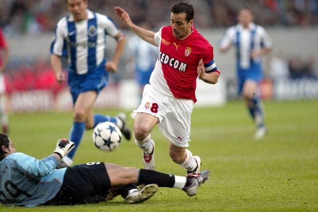 Ludovic Giuly (Monaco, re.) wird von Torwart Vitor Baia (FC Porto) gestoppt Fußball EC 1 Herren Champions League Finale 2003 2004, Endspiel, AS Monaco - FC Porto 0:3 Gruppe Gelsenkirchen Dynamik, Kampf,  