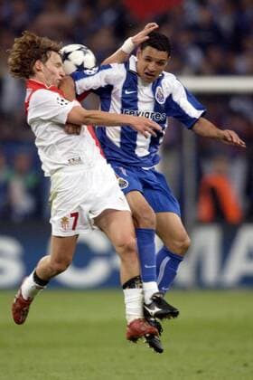 Derlei (re., FC Porto) unfair gegen Lucas Bernardi (Monaco) im Luftkampf Fußball EC 1 Herren Champions League 2003 2004, Endspiel, Finale, FC Porto - AS Monaco 3:0, Vdig Gruppe Gelsenkirchen Dynamik, Kampf,