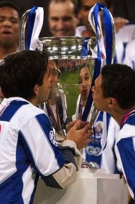 Deco (li.) und Derlei (beide FC Porto) nehmen schon vor der Übergabe innigen Kontakt mit dem Champions League Pokal auf Fußball EC 1 Herren Champions League 2003 2004, Endspiel, Finale, FC Porto, Europacupsieger, Europapokalsieger, Vdig Gruppe Gelsenkirchen Glück Freude,