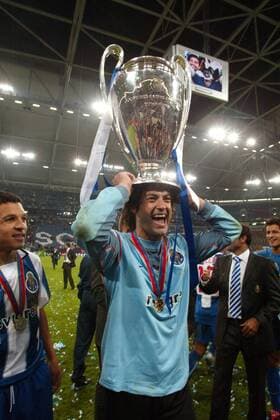 Der FC Porto ist Champions League Sieger 2003 2004 - Torwart Vitor Baia präsentiert den Pokal Fußball EC 1 Herren Champions League Finale 2003 2004, Endspiel, FC Porto, Europapokalsieger, Europacupsieger Einzelbild Gelsenkirchen Freude, Begeisterung,  