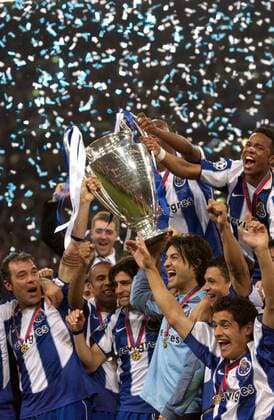 Siegesjubel FC Porto mit dem Champions League Pokal v.li.: Jorge Costa, Costinha, Pedro Emanuel, Torwart Vitor Baia, Carlos Alberto (oben), Derlei und Paulo Ferreira Fußball EC 1 Herren Champions League 2003 2004, Endspiel, Finale, FC Porto, Europacupsieger, Europapokalsieger, Vdig Gruppe Gelsenkirchen Glück Freude, Begeisterung,