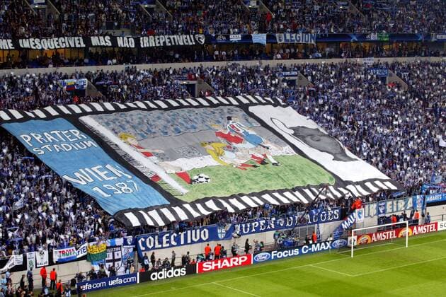 Der Fanblock des FC Porto erinnert mit einem riesigen Fanplakat an den Sieg im Europapokal der Landesmeister 1987 im Wiener Prater Stadion gegen Bayern München Fußball EC 1 Herren Champions League Finale 2003 2004, Endspiel, FC Porto Totale Gelsenkirchen  