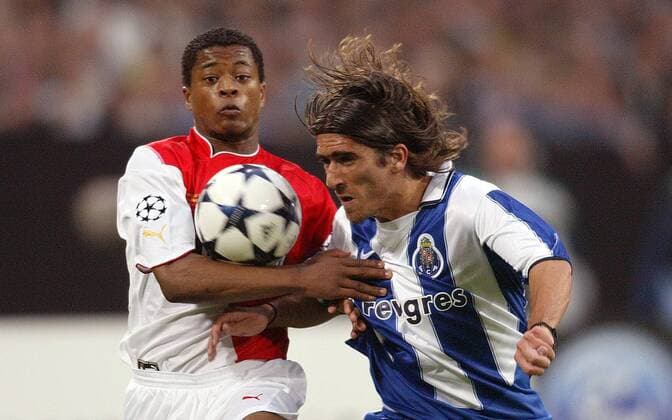 Pedro Mendes (re., FC Porto) gegen Patrice Evra (Monaco) Fußball EC 1 Herren Champions League 2003 2004, Endspiel, Finale, FC Porto - AS Monaco 3:0, Vdig Gruppe Gelsenkirchen Dynamik,