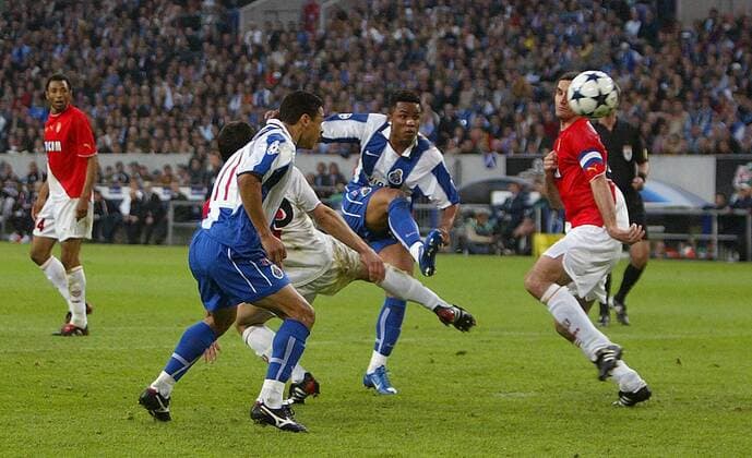 Carlos Alberto (2.v.re., FC Porto) zieht ab und erzielt das 1:0 Fußball EC 1 Herren Champions League 2003 2004, Endspiel, Finale, FC Porto - AS Monaco 3:0, Vdig Gruppe Gelsenkirchen Dynamik,