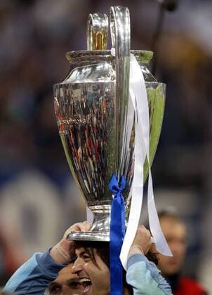 Torwart Vitor Baia (FC Porto) mit dem Champions League Pokal auf dem Kopf Fußball EC 1 Herren Champions League 2003 2004, Endspiel, Finale, FC Porto, Europacupsieger, Europapokalsieger, Vdig Einzelbild Gelsenkirchen Freude, Begeisterung,
