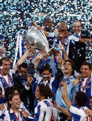 Siegesjubel FC Porto mit dem Champions League Pokal - Mitte v.li.: Jorge Costa, Deco, Torwart Vitor Baia, Derlei; vorn: Maniche, Ricardo Carvalho; hinten: Benedict McCarthy und Carlos Alberto Fußball EC 1 Herren Champions League 2003 2004, Endspiel, Finale, FC Porto, Europacupsieger, Europapokalsieger, Vdig Totale Gelsenkirchen, Benni Freude, Begeisterung,