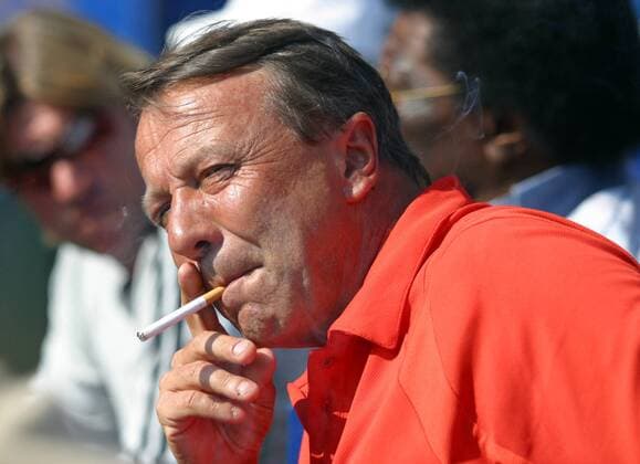 Dirk Hordorff, Trainer von Rainer Schüttler (beide Deutschland) raucht eine Zigarette Tennis Herren BMW Open 2004, ATP-Tour Einzelbild München