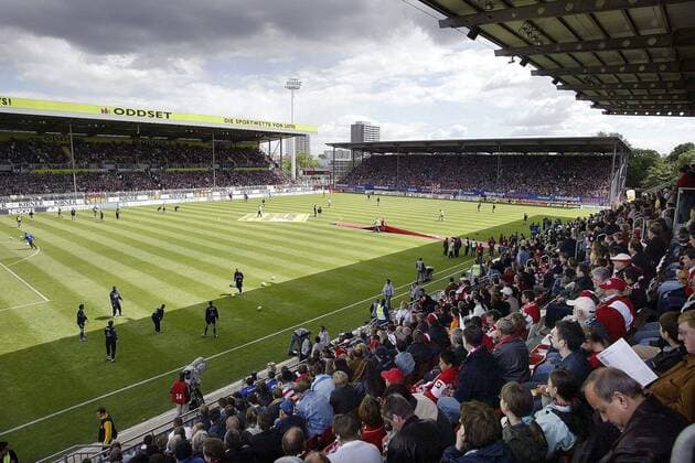 Fußball, Stadiongeschichte 1. FSV Mainz 05 Dunkle Wolken über dem ausverkauften Bruchwegstadion in Mainz Fußball 2. BL Herren Saison 2003 2004, FSV Mainz 05, Stadion, Fußballstadion, innen, Innenansicht Totale Stadion am Bruchweg Mainz