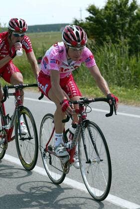 Damiano Cunego (Italien Saeco) im rosa Trikot des Gesamtführenden Radsport Herren 87. Giro d Italia 2004, Straßenradsport, Straße, Rad, dItalia Gruppe 17. Etappe, Brunico - Fondo Sarnonico