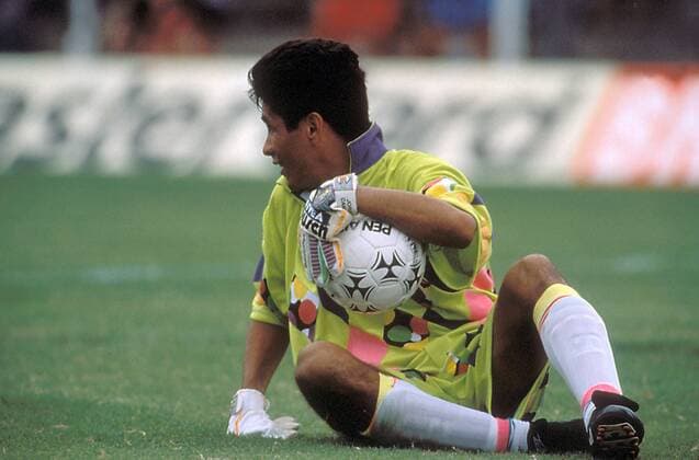 Torwart Jorge Campos (Mexiko) hat den Ball sich in seinen Armen Fußball Länderspiel Herren Copa America 1993, Südamerikameisterschaft, Südamerika Meisterschaft, Länderspiel, Einzelbild Guayaquil