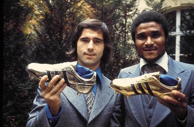 Gerd Müller (li., FC Bayern München BR Deutschland) präsentiert seinen Silbernen Schuh, der Goldene geht in der Saison 1972 1973 an Eusebio (Benfica Lissabon Portugal) Fußball Herren Sportlerehrung 1973, Ehrung, Auszeichnung, Spielerehrung, Spielerauszeichnung, Sportlerauszeichnung Gruppe