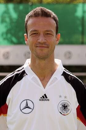 Fredi Bobic (Deutschland) Fußball EM Herren Vorschau Europameisterschaft 2004, Euro, Vorstellung, Präsentation, Pressetermin, Porträttermin Porträt
