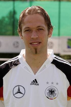 Andreas Hinkel (Deutschland) Fußball EM Herren Vorschau Europameisterschaft 2004, Euro, Vorstellung, Präsentation, Pressetermin, Porträttermin Porträt