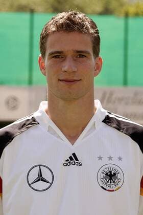 Arne Friedrich (Deutschland) Fußball EM Herren Vorschau Europameisterschaft 2004, Euro, Vorstellung, Präsentation, Pressetermin, Porträttermin Porträt