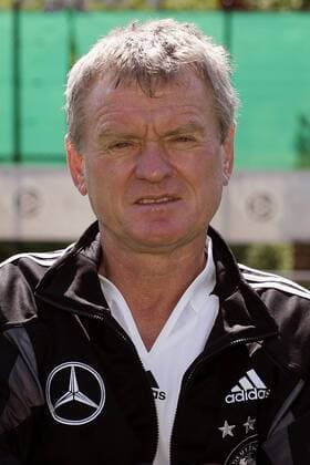Torwarttrainer Sepp Maier (Deutschland) Fußball EM Herren Vorschau Europameisterschaft 2004, Euro, Vorstellung, Präsentation, Pressetermin, Porträttermin Porträt