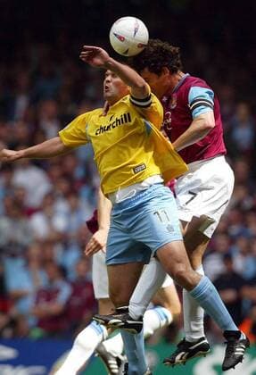 Neil Shipperley (Crystal Palace, li.) gegen Christian Dailly (West Ham) Fußball Herren English 1. Division 2003 2004, 2. Englische Liga, Playoff, Playoffs, Play Off, Offs, Finale Gruppe London Dynamik,