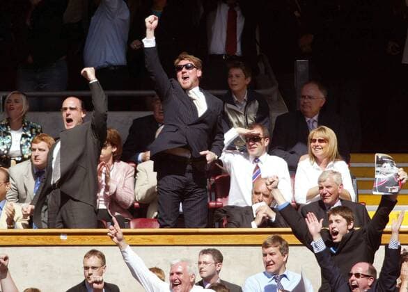Präsident Simon Jordan (Crystal Palace, Mitte) jubelt auf der Tribüne über das 1:0 Fußball Herren English 1. Division 2003 2004, 2. Englische Liga, Playoff, Playoffs, Play Off, Offs, Finale Gruppe London Freude, Begeisterung,