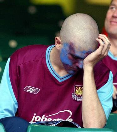 Tiefer Frust bei einem West Ham United Fan nach dem verlorenen Aufstiegsspiel Fußball Herren English Division 1 2003 2004, 2. Englische Liga, Play Off, Offs, Playoff, Playoffs, West Ham United Einzelbild Cardiff Enttäuschung, Verzweiflung,